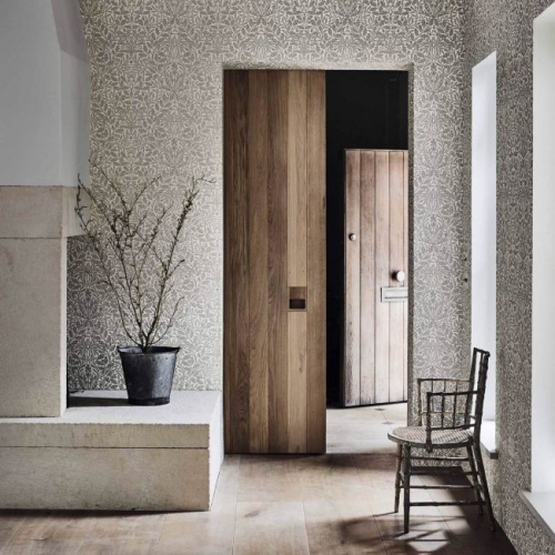 světle šedý moderní venkovský interiér s šedou anglickou tapetou William Morris